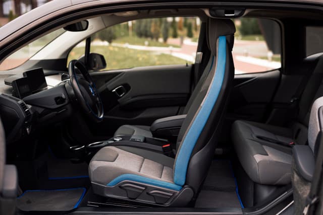 Hyundai Elantra interior thumbnail 1