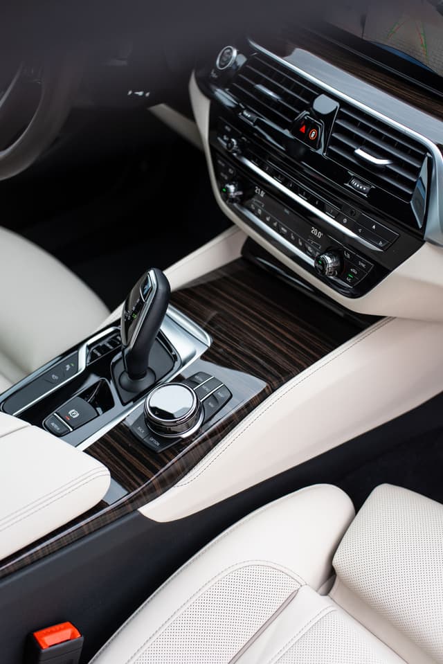 Hyundai Elantra interior thumbnail 2