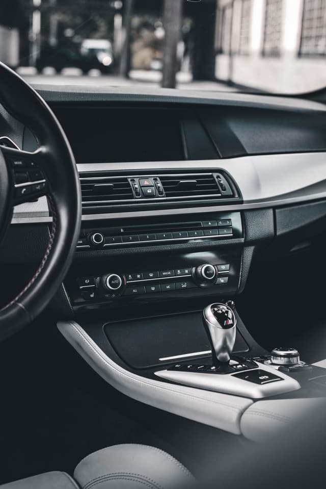 Hyundai Elantra interior thumbnail 3