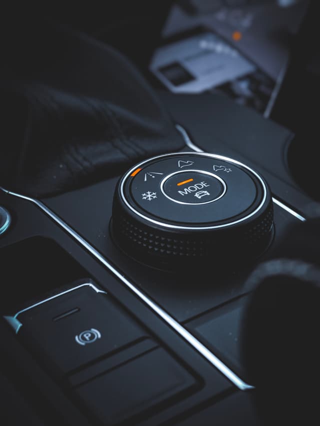 Hyundai Elantra interior thumbnail 6